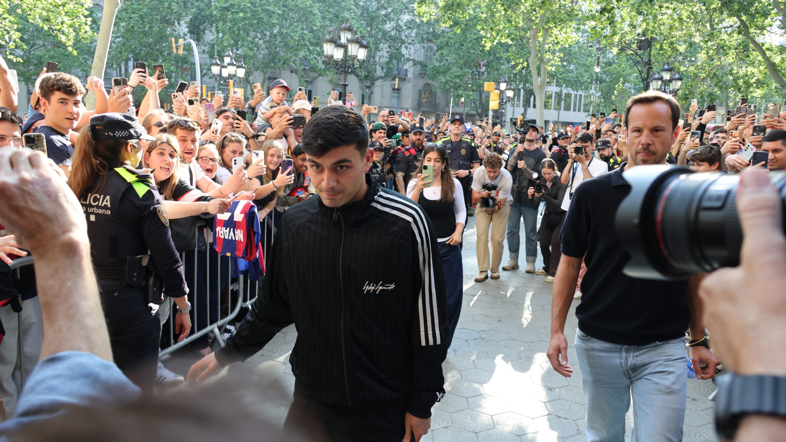 Pedri Desata la Locura en Barcelona: Un Fenómeno de Masas que Renueva su Compromiso con Adidas