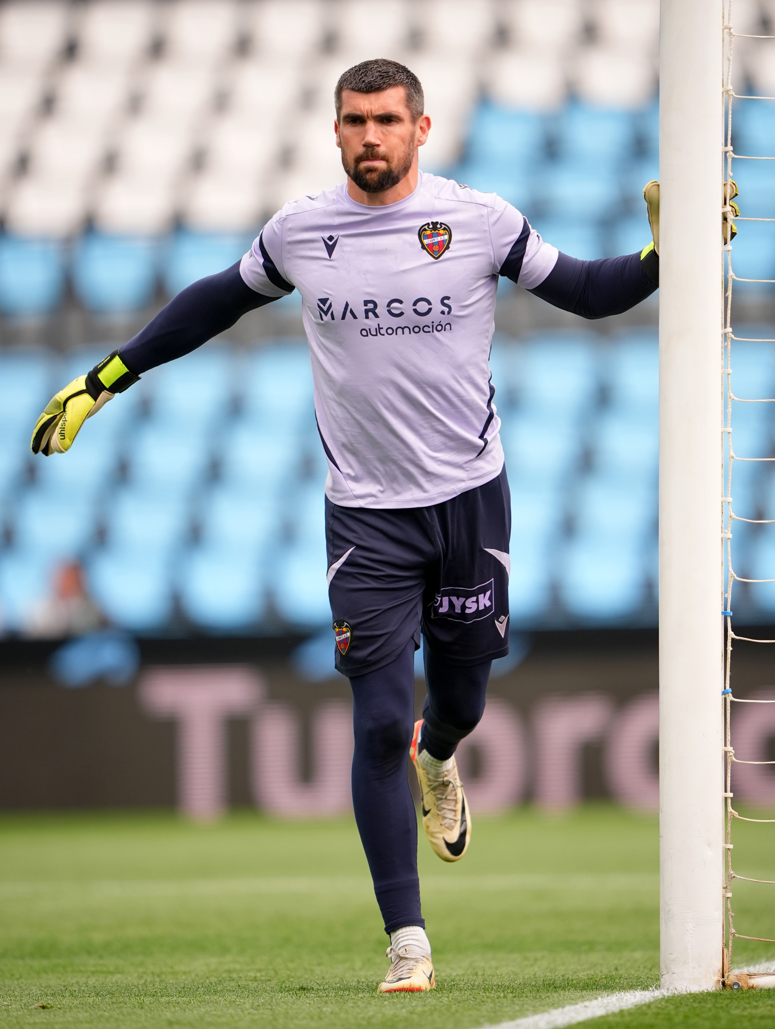El Levante se aferra a LaLiga: Renovaciones en el aire y despedidas inminentes