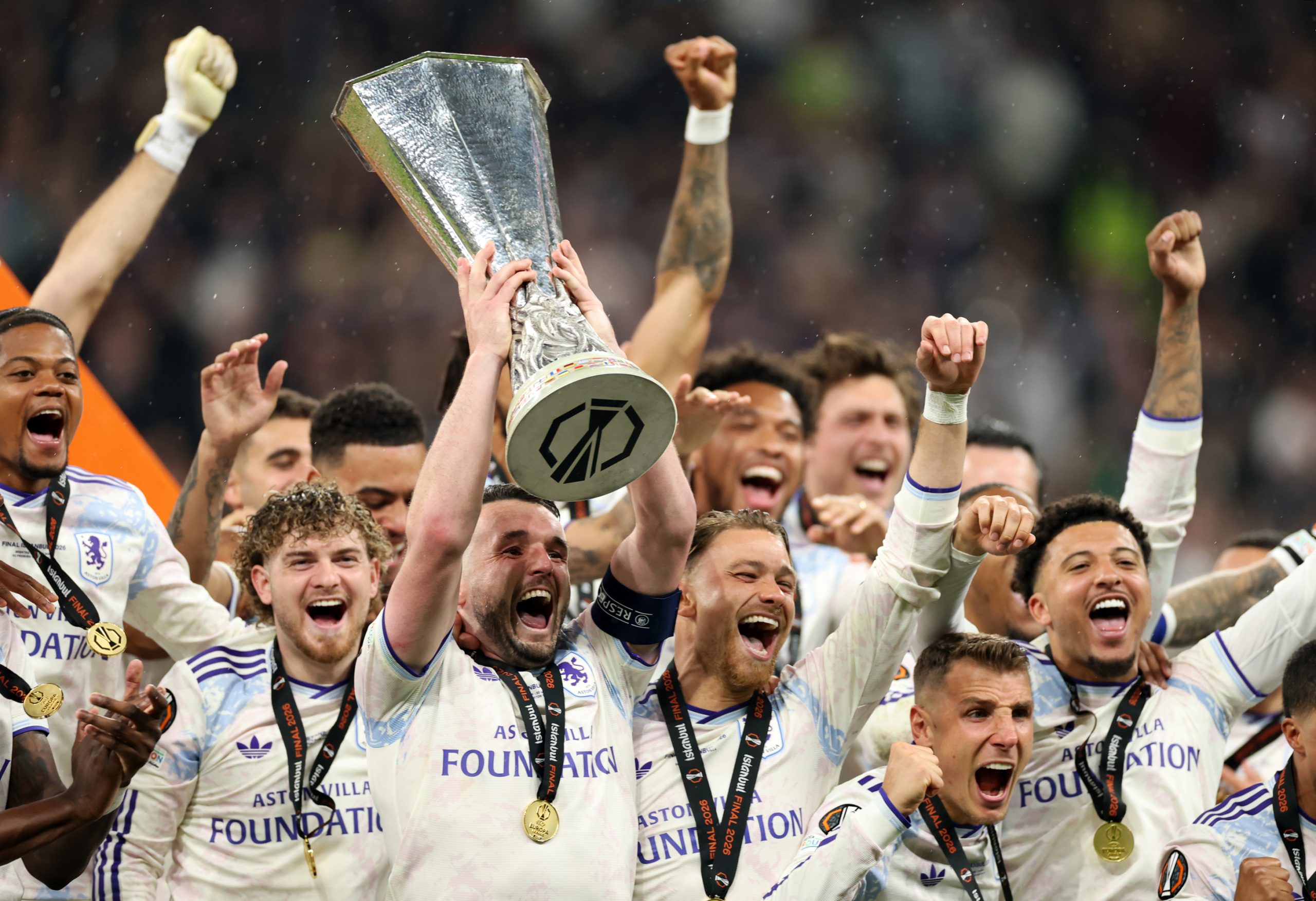 ¡El Aston Villa Conquista Europa League en una Noche Mágica! El Príncipe William Celebra en el Vestuario