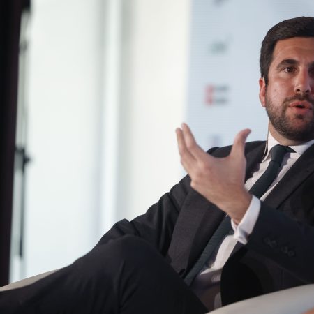 El Futuro del Bernabéu en Juego: Riquelme Busca el Respaldo Financiero Internacional para Desafiar la Presidencia del Real Madrid