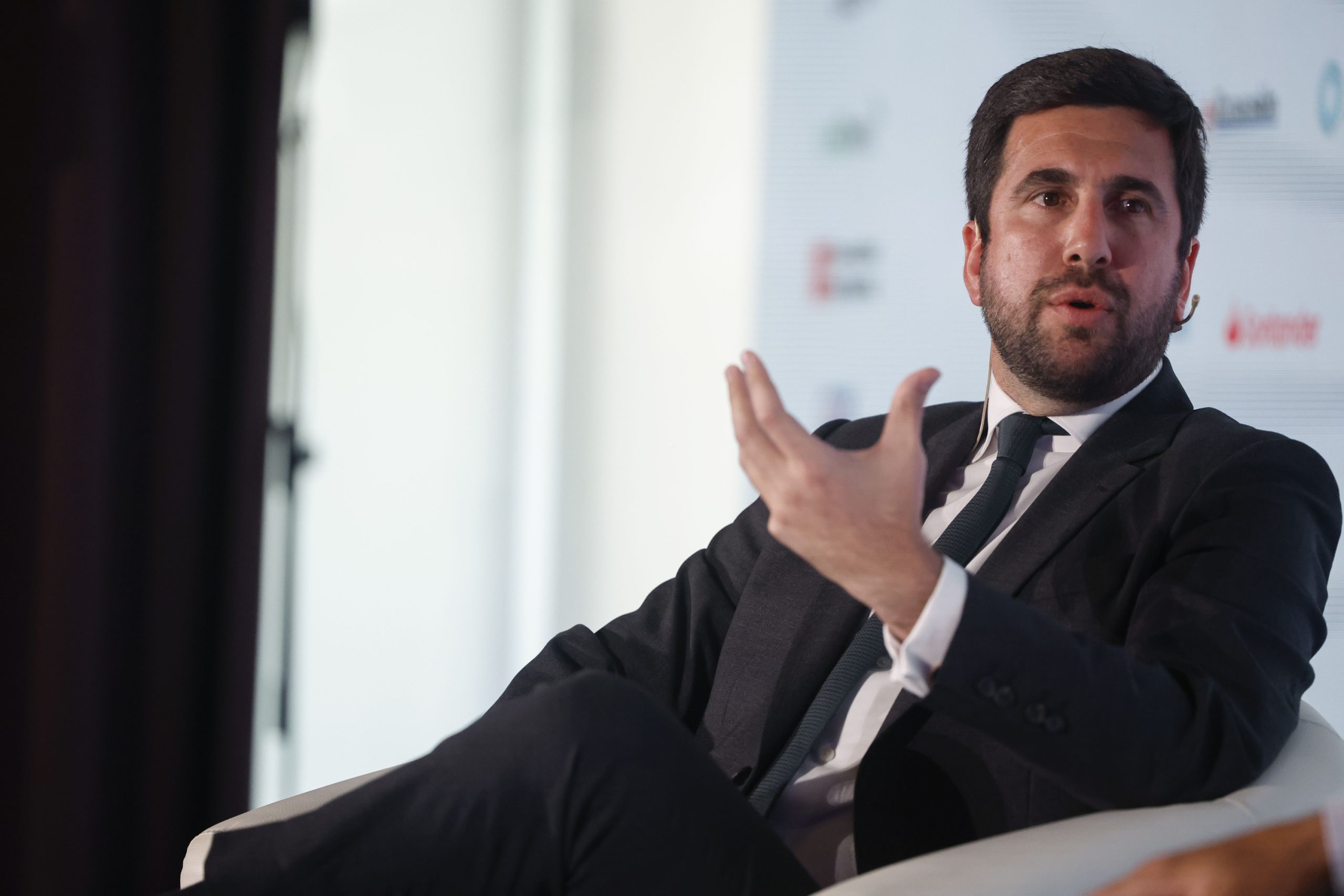 El Futuro del Bernabéu en Juego: Riquelme Busca el Respaldo Financiero Internacional para Desafiar la Presidencia del Real Madrid