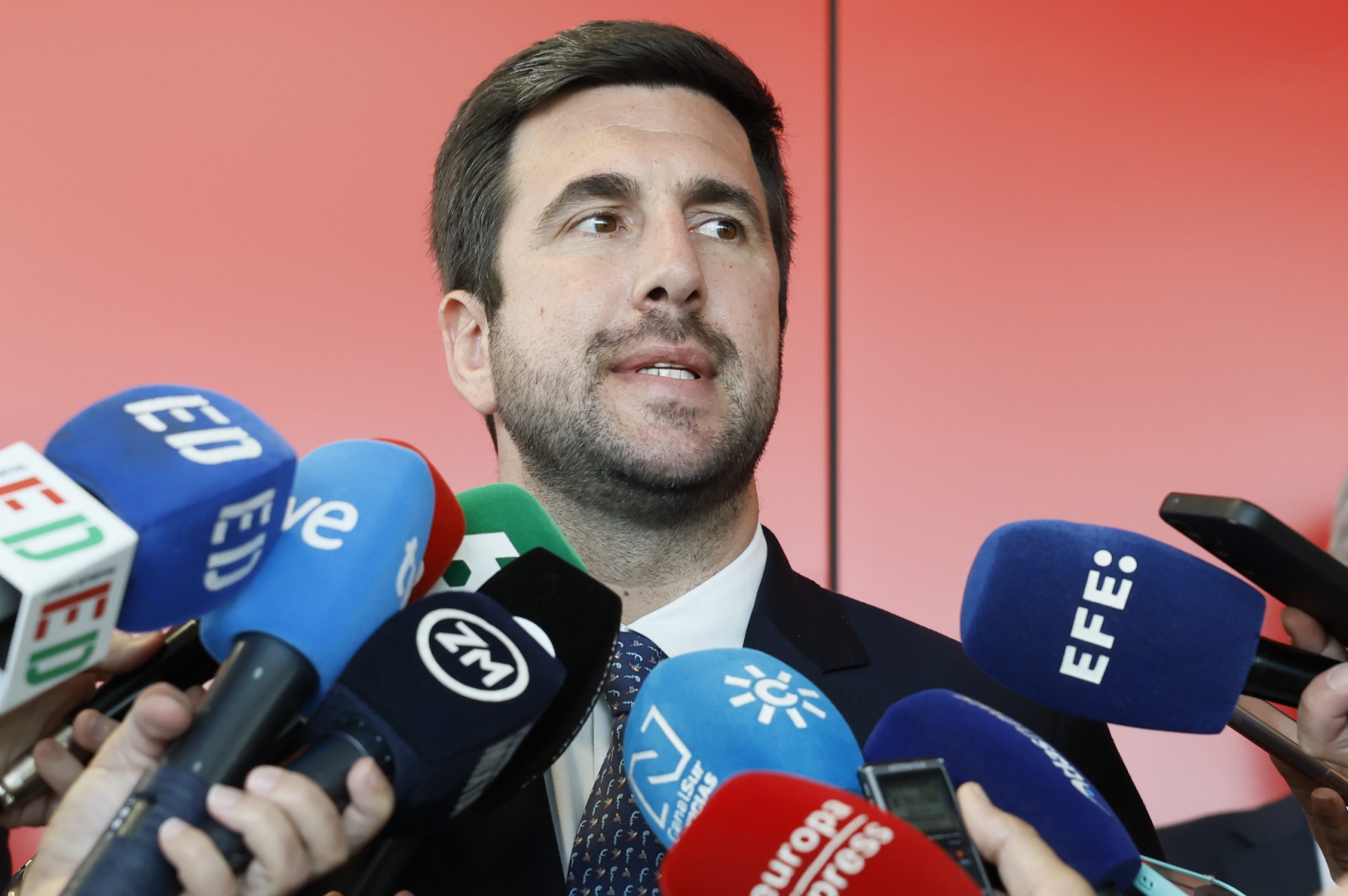 ¡Riquelme Desafía el Status Quo! Presenta su Candidatura al Real Madrid con un Proyecto 