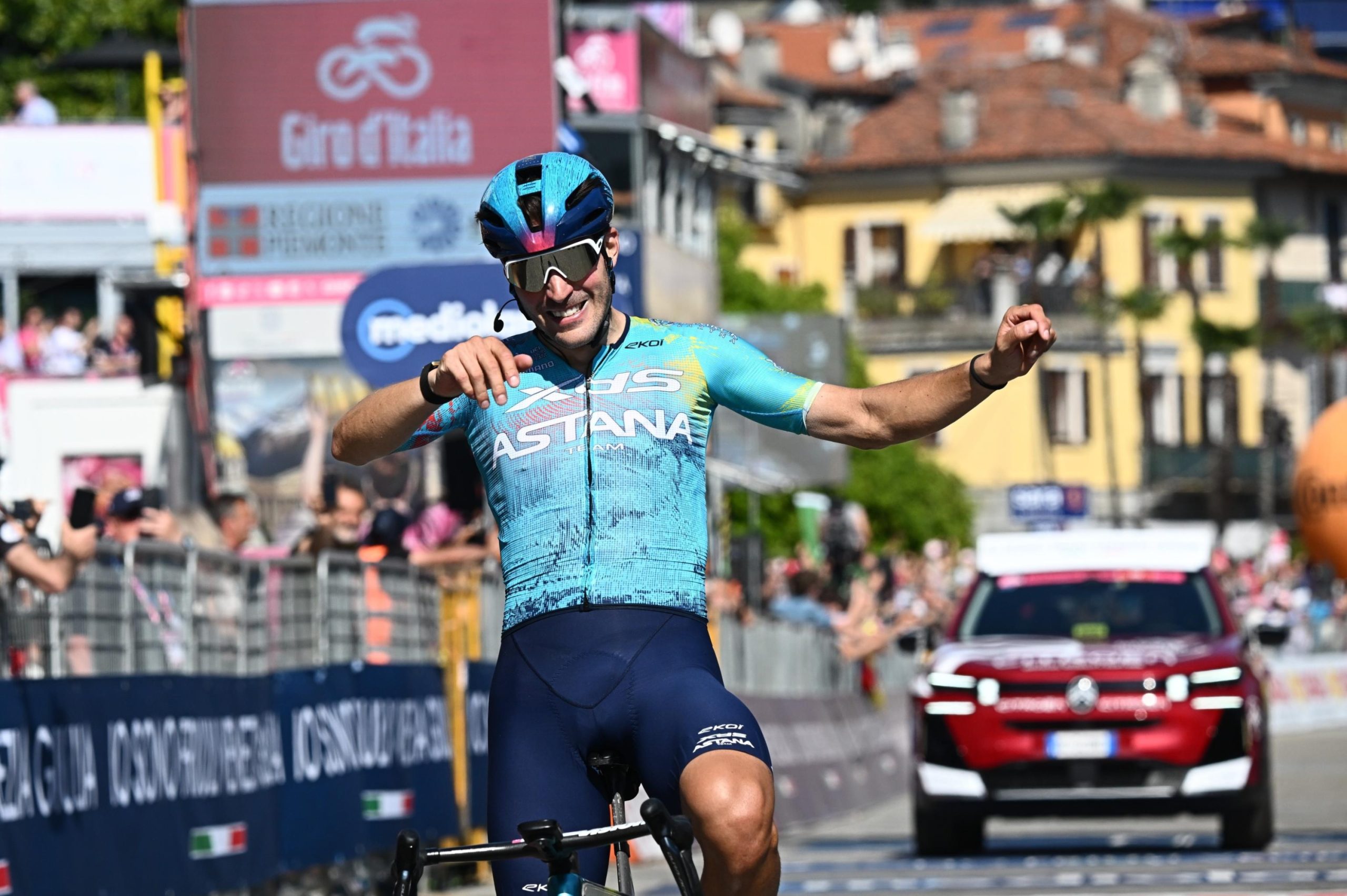 Bettiol se corona en Verbania, el Giro mantiene su líder intacto