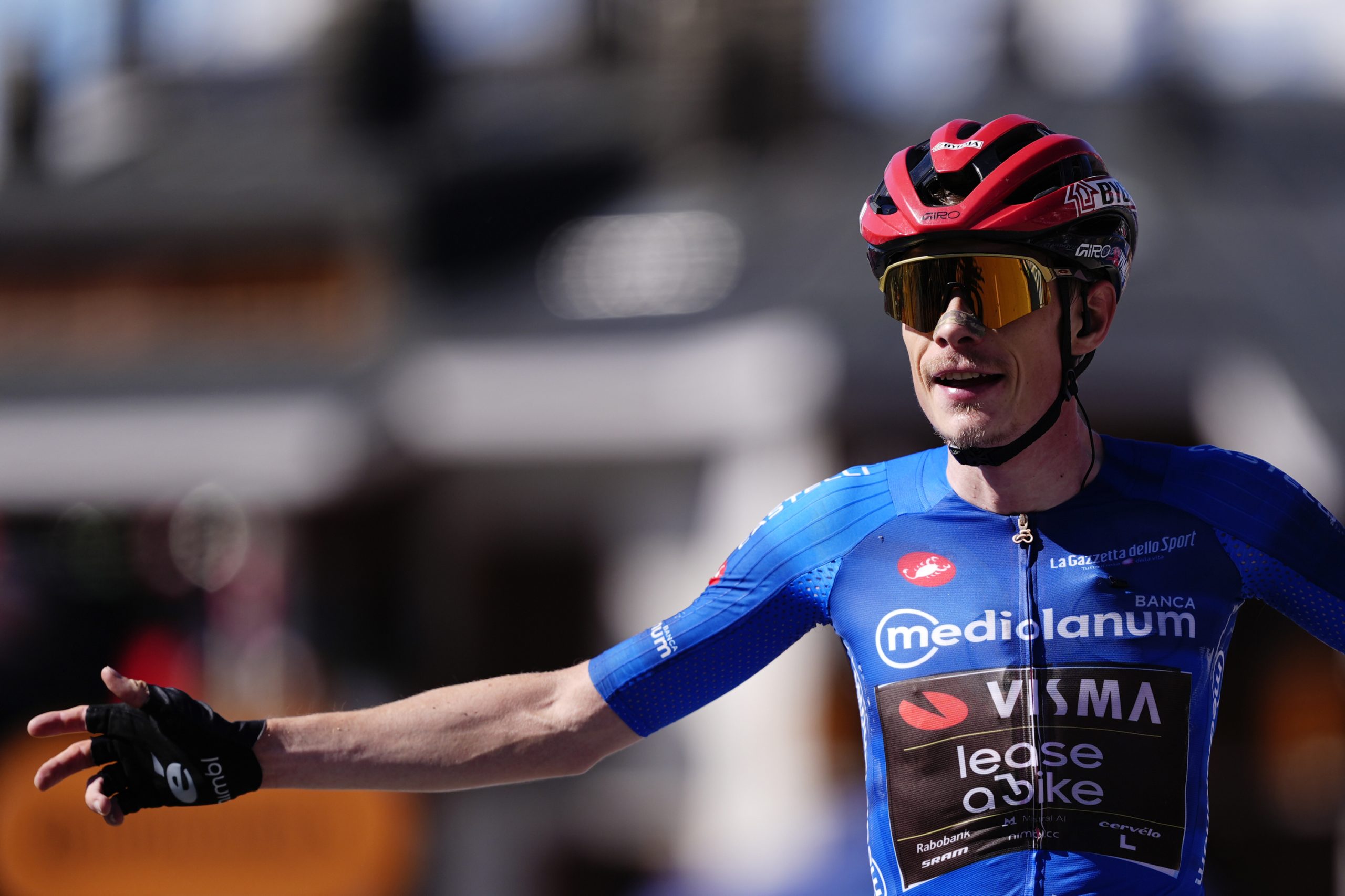 ¡Vingegaard Conquista el Giro de Italia con una Demostración de Poder y Estrategia!