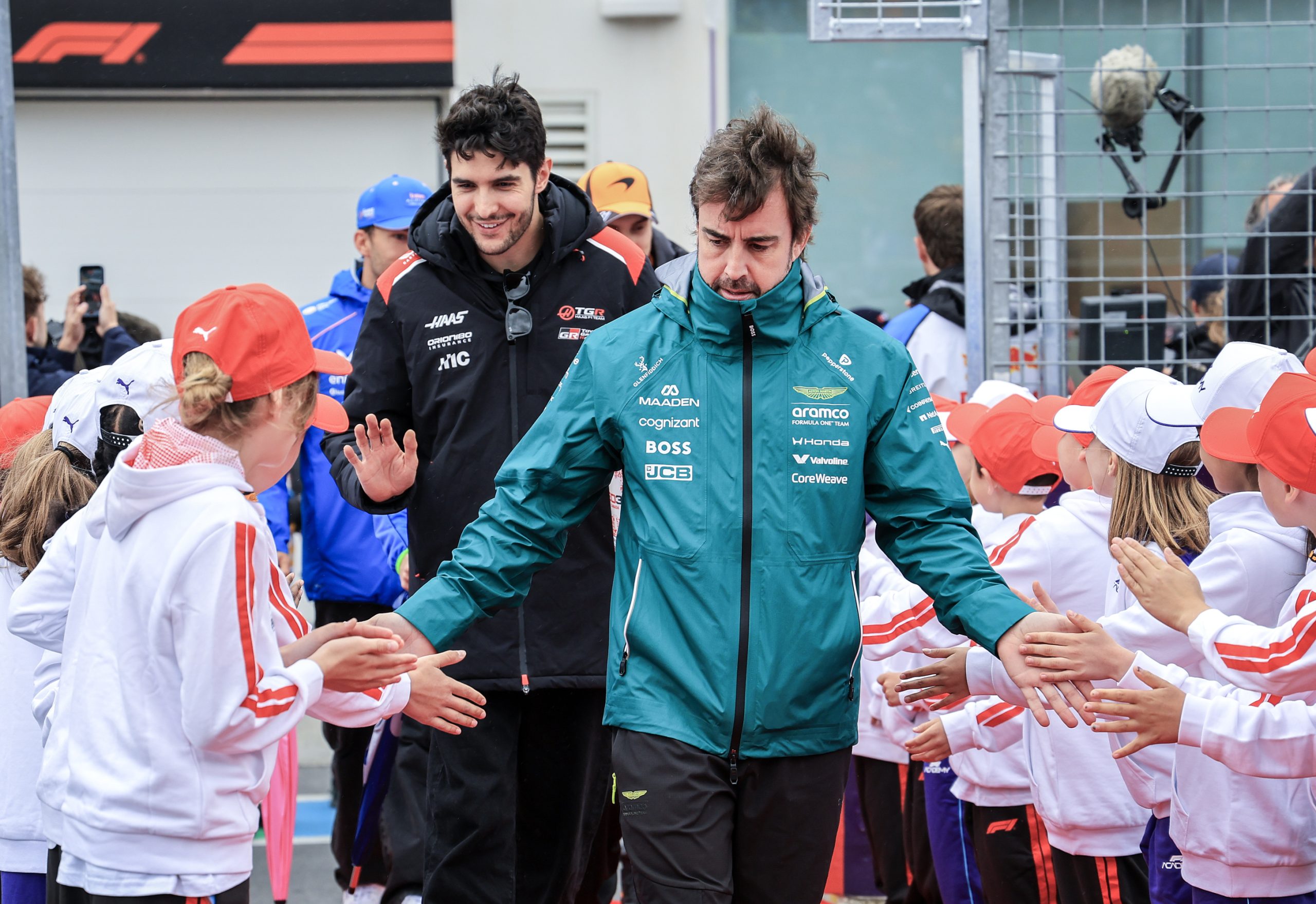 Alonso, Atrapado en la Trama de la F1: Entre la Genialidad y la Realidad del Aston Martin