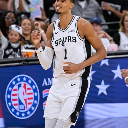 Wemby Desata la Tormenta: Spurs Empatan las Finales del Oeste con una Defensa de Hierro