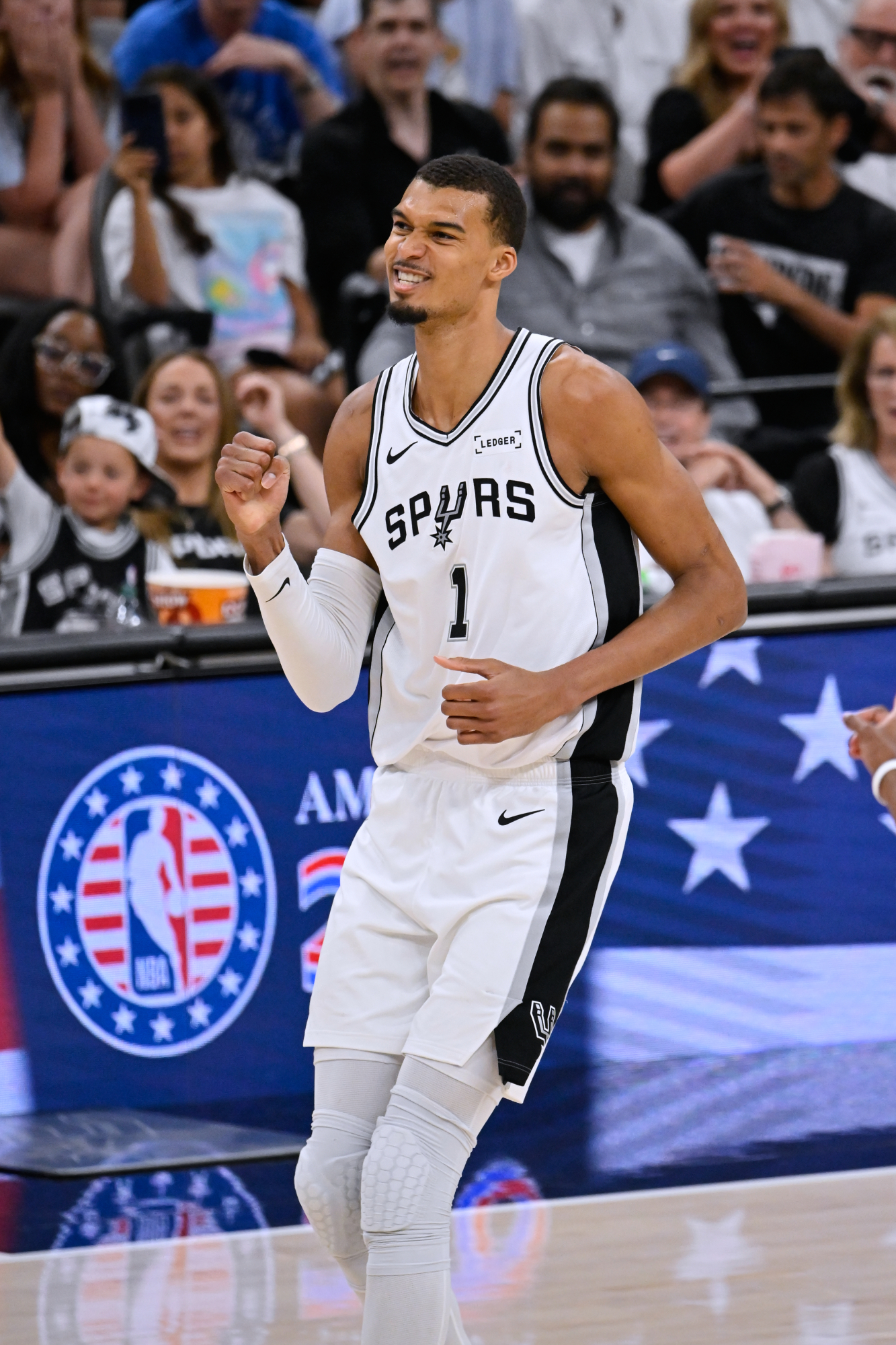 Wemby Desata la Tormenta: Spurs Empatan las Finales del Oeste con una Defensa de Hierro