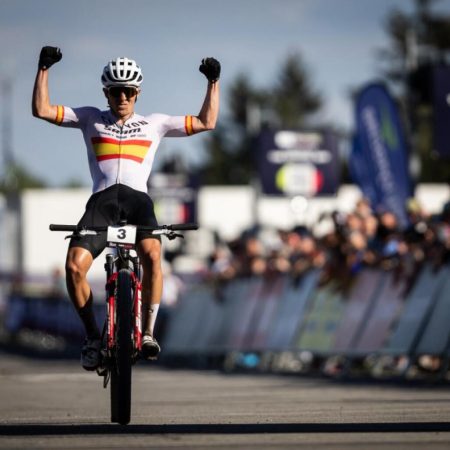 Pidcock Regresa con Fuerza y Domina en Nove Mesto: La Copa del Mundo MTB XC 2026 Arranca con Emoción