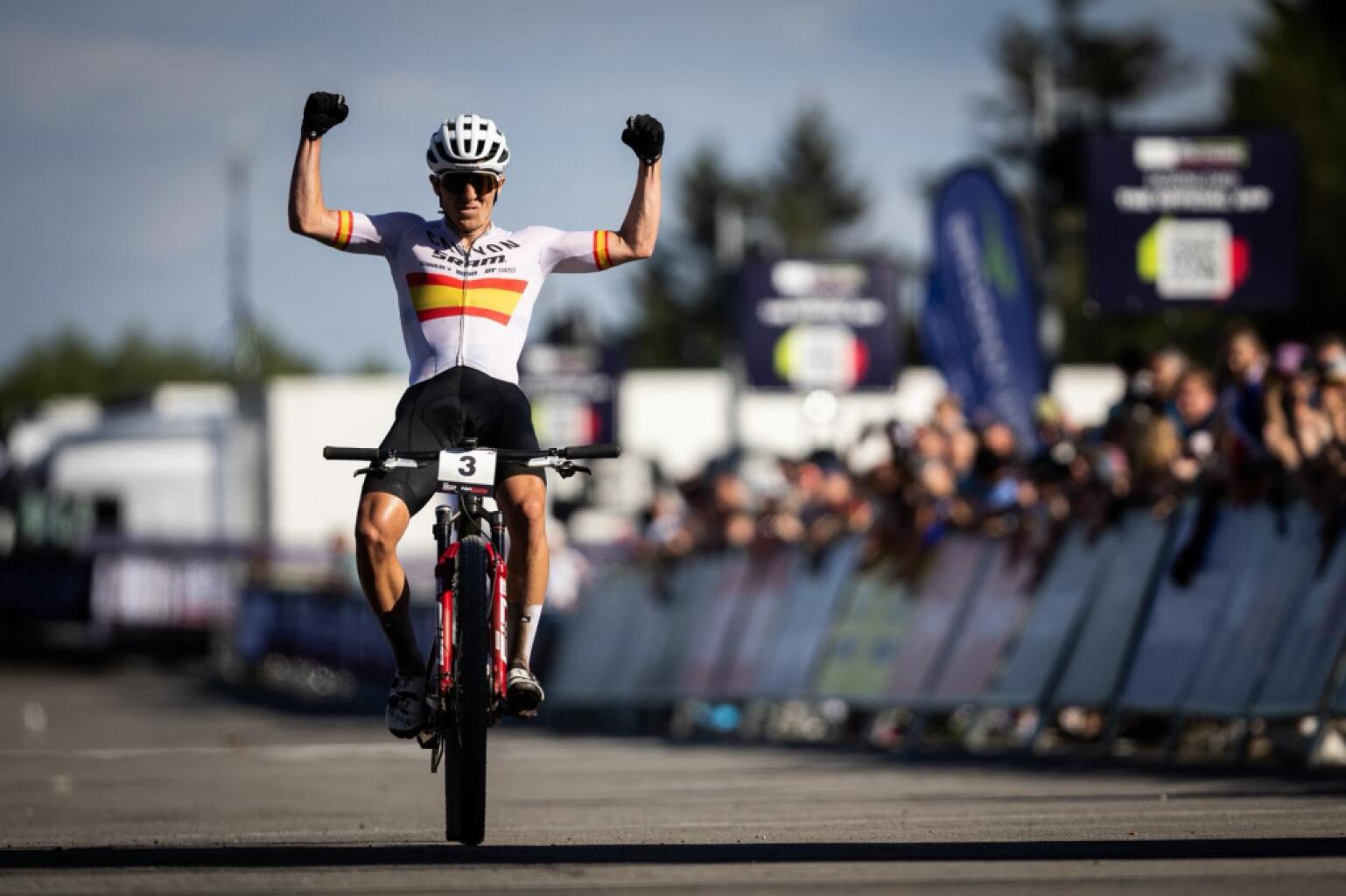 Pidcock Regresa con Fuerza y Domina en Nove Mesto: La Copa del Mundo MTB XC 2026 Arranca con Emoción
