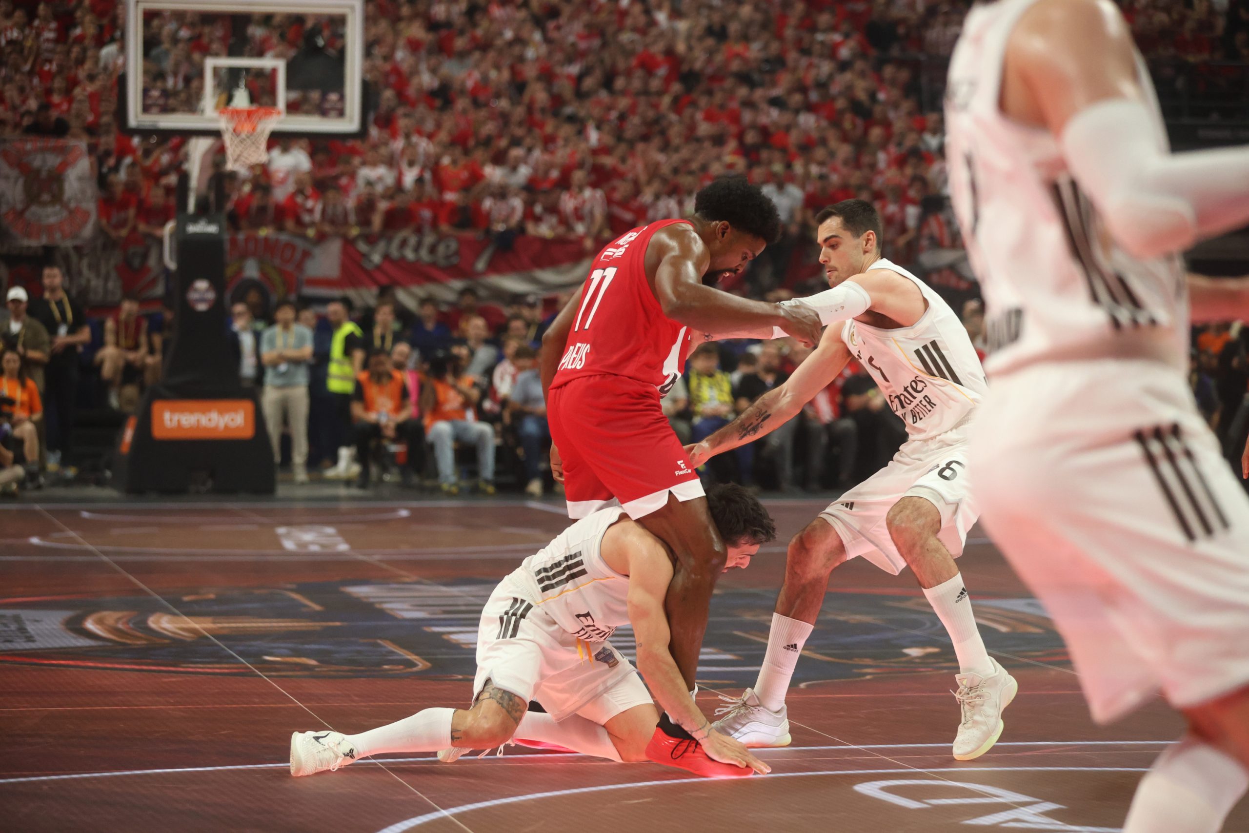 Olympiacos Se Corona en una Euroliga de Infarto: Polémica Arbitral y Reacciones que Sacuden el Baloncesto