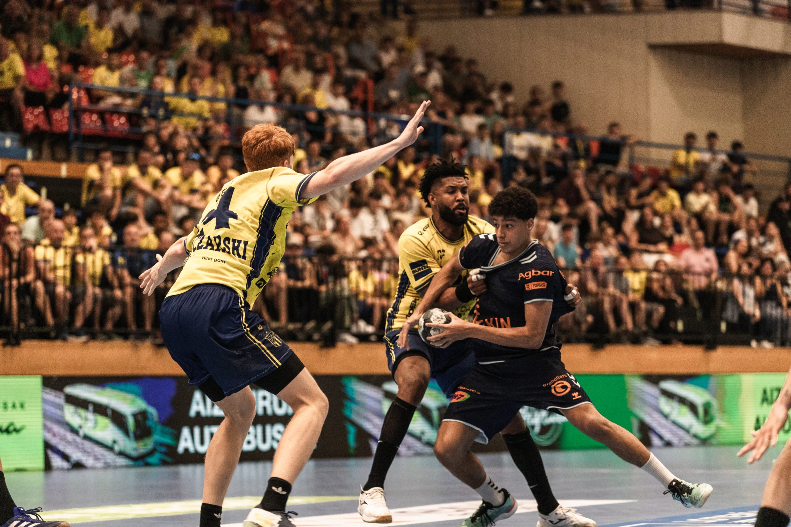 ¡Fis, el Héroe Inesperado de Artaleku! Doble Jugada que Sella la Victoria y Desata la Euforia en el Balonmano Español ¡Fis, el Héroe Inesperado de Artaleku! Doble Jugada que Sella la Victoria y Desata la Euforia en el Balonmano Español