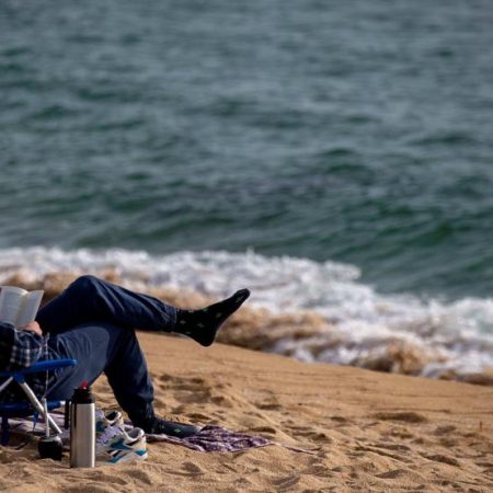 ¡Verano Adelantado en Barcelona! Playas a Tope y Debate Abierto: ¿Vapear Sí, Fumar No?
