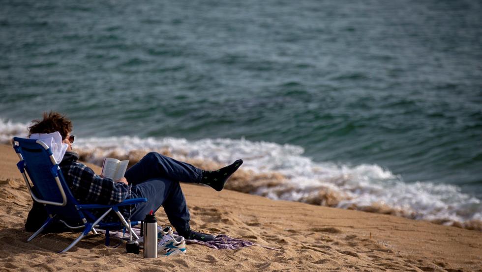 ¡Verano Adelantado en Barcelona! Playas a Tope y Debate Abierto: ¿Vapear Sí, Fumar No?