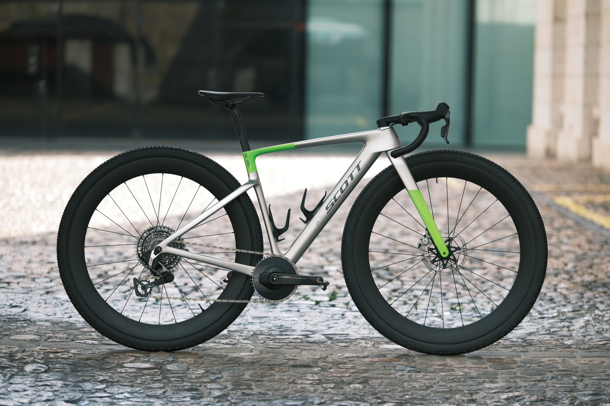 Scott Rompe Moldes: Las Ruedas XXL de 32 Pulgadas Llegan al Gravel de Competición