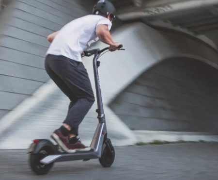 ¡Alerta Roja en las Calles! El Patinete Eléctrico que Desafió la Gravedad y la Ley