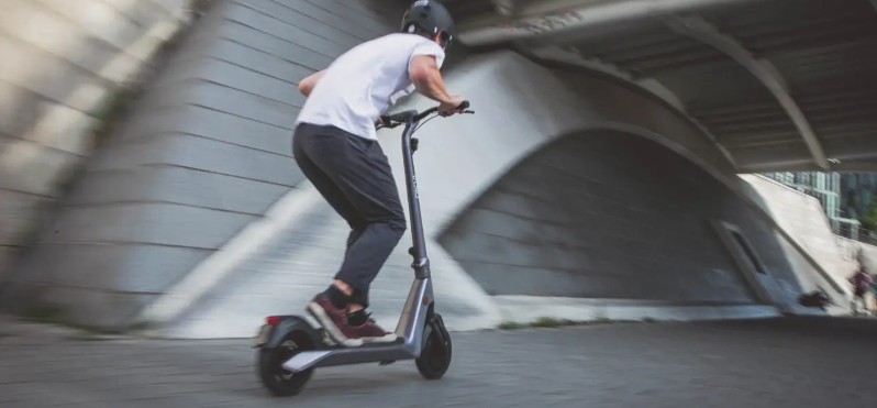 ¡Alerta Roja en las Calles! El Patinete Eléctrico que Desafió la Gravedad y la Ley