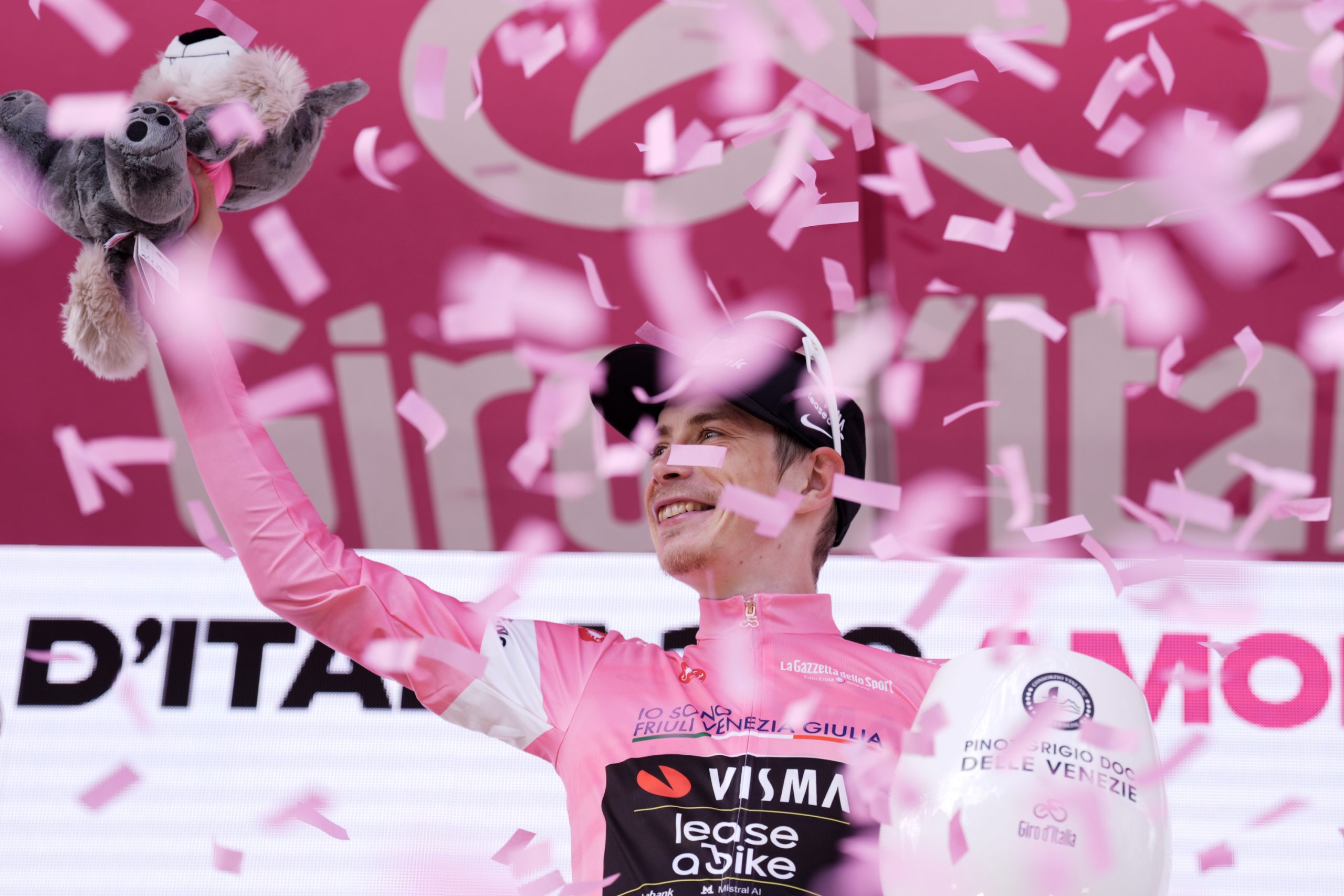Vingegaard, un Titán Inexorable: El Giro de Italia se Rinde ante su Dominio Inapelable