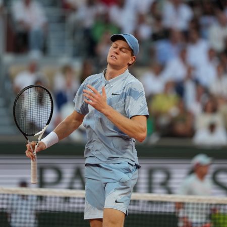 Sinner Desafía el Calor y la Tradición: El ‘Hombre de Hielo’ Enfría Roland Garros