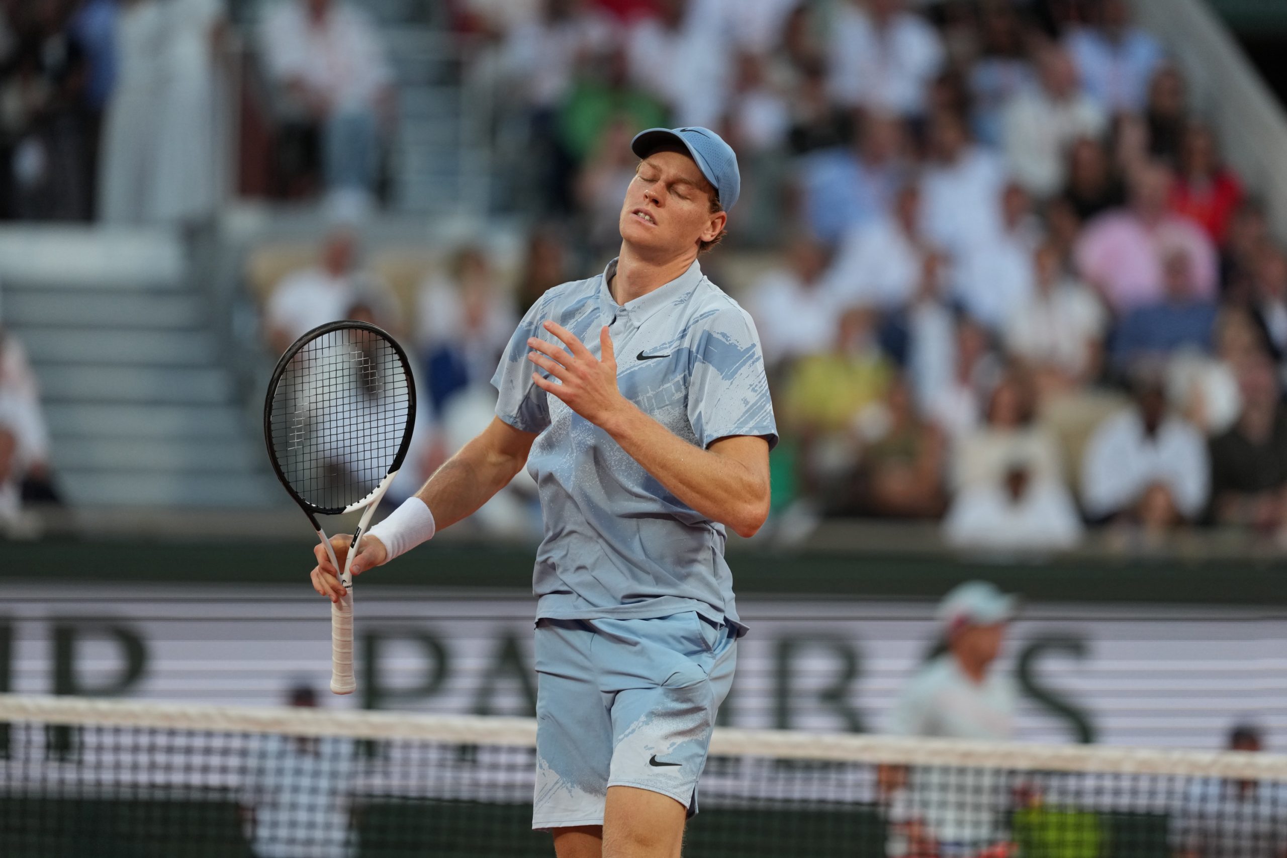 Sinner Desafía el Calor y la Tradición: El 'Hombre de Hielo' Enfría Roland Garros