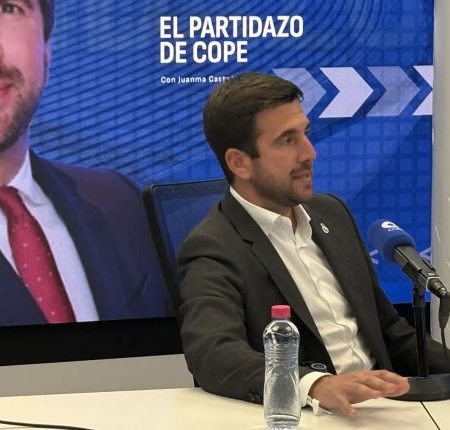 Riquelme Desata la Tormenta Blanca: Dos Estrellas Internacionales y un Entrenador Cerrados para el Real Madrid