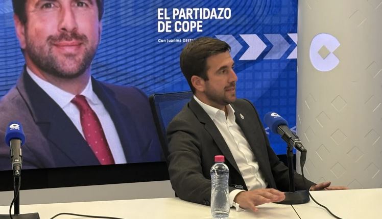 Riquelme Desata la Tormenta Blanca: Dos Estrellas Internacionales y un Entrenador Cerrados para el Real Madrid
