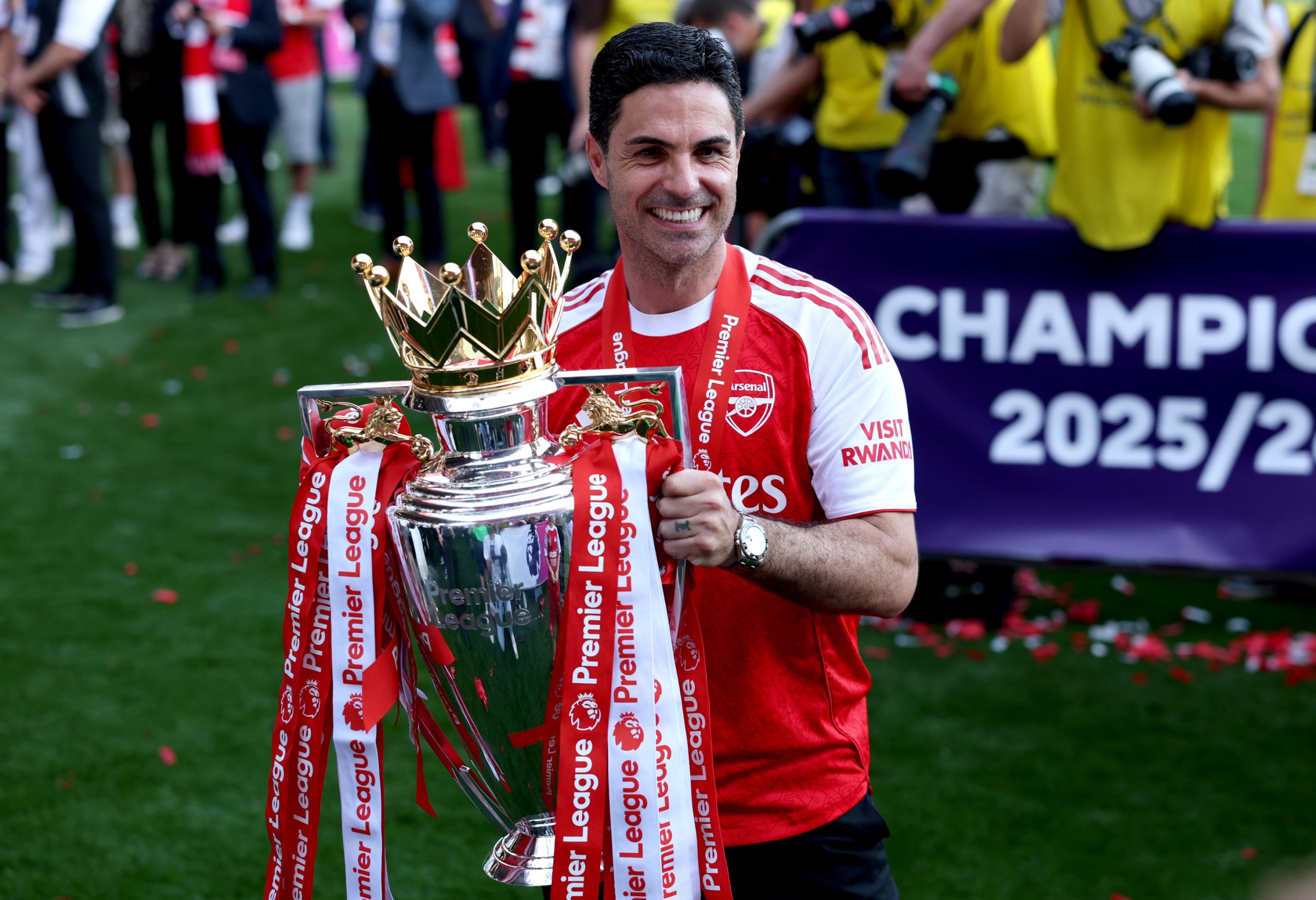 Arteta, el Arquitecto del Arsenal: Renovación a la Vista Tras la Gloria Premier y la Final Europea