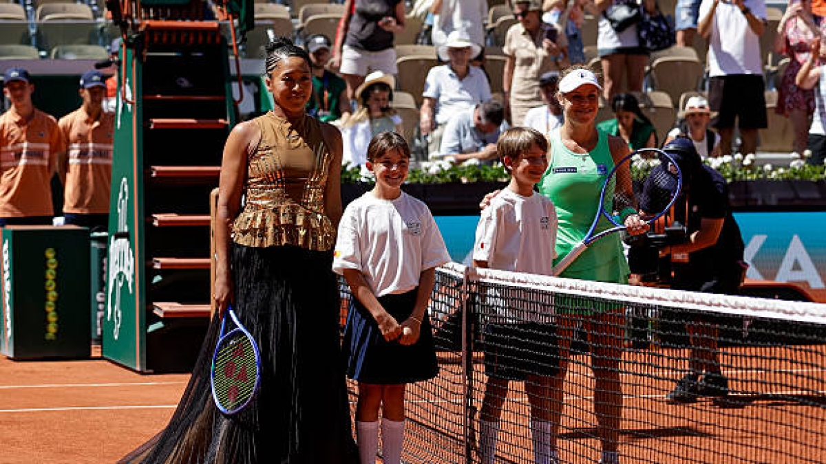 Osaka Deslumbra en Roland Garros: Más Allá de la Victoria, un Desfile de Alta Costura