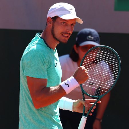 Carreño: El Renacer de un Guerrero en Roland Garros