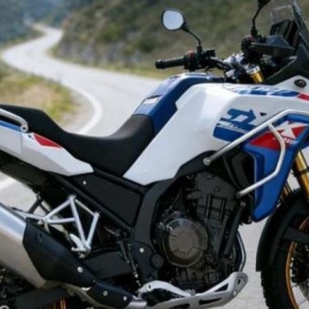Kove 800X: ¡Revolución en el asfalto español! La moto más vendida se reinventa con un look que desafía lo establecido.