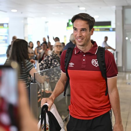 El Rayo Vallecano Regresa a Casa: Entre el Cariño de la Afición y la Incertidumbre del Futuro