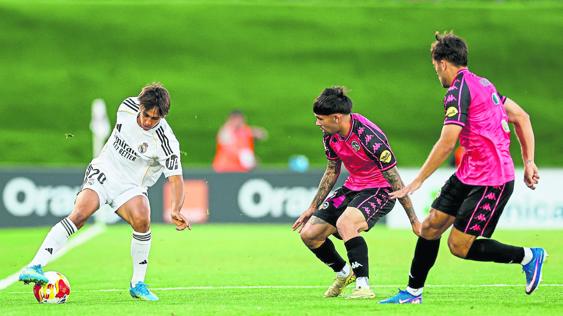 Castilla da un golpe sobre la mesa: dos goles y ventaja en la semifinal del playoff
