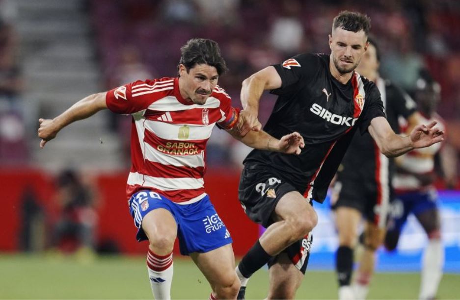 El Sporting se despide de la temporada con una agónica victoria ante un Granada ya de vacaciones