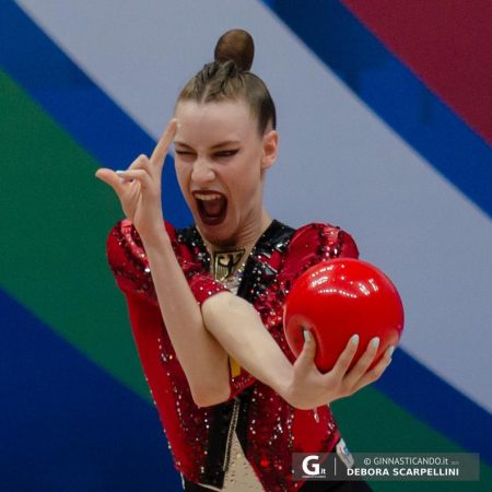 ¡Doble Dosis de Oro! La Gimnasta Alemana Domina la Rítmica con Ejercicios Impecables