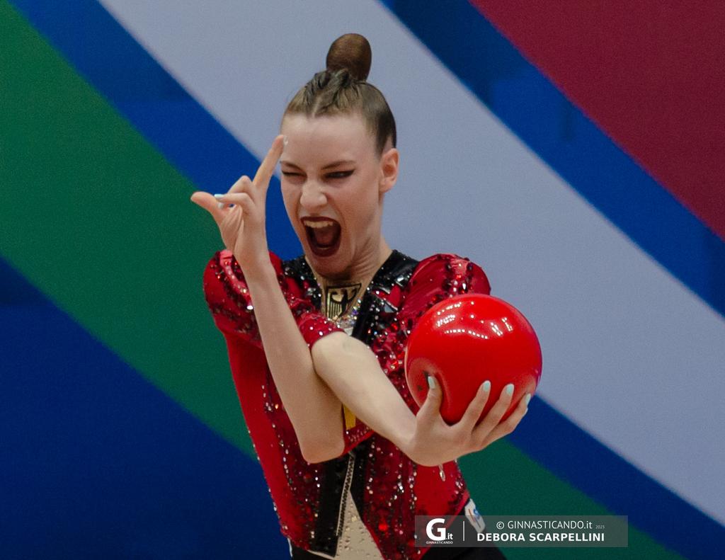 ¡Doble Dosis de Oro! La Gimnasta Alemana Domina la Rítmica con Ejercicios Impecables