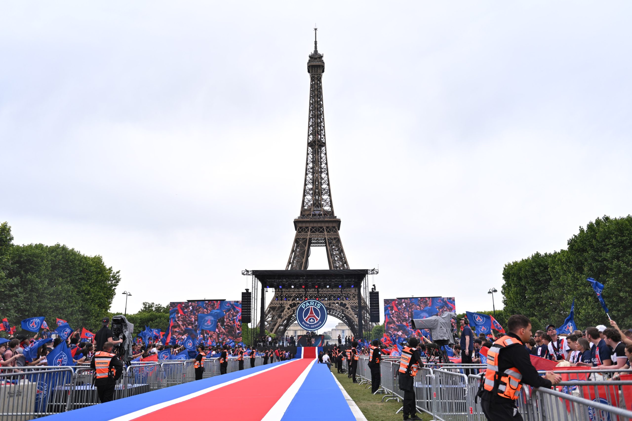 ¡París se tiñe de gloria y luto! El PSG celebra su bicampeonato de Champions en medio de incidentes
