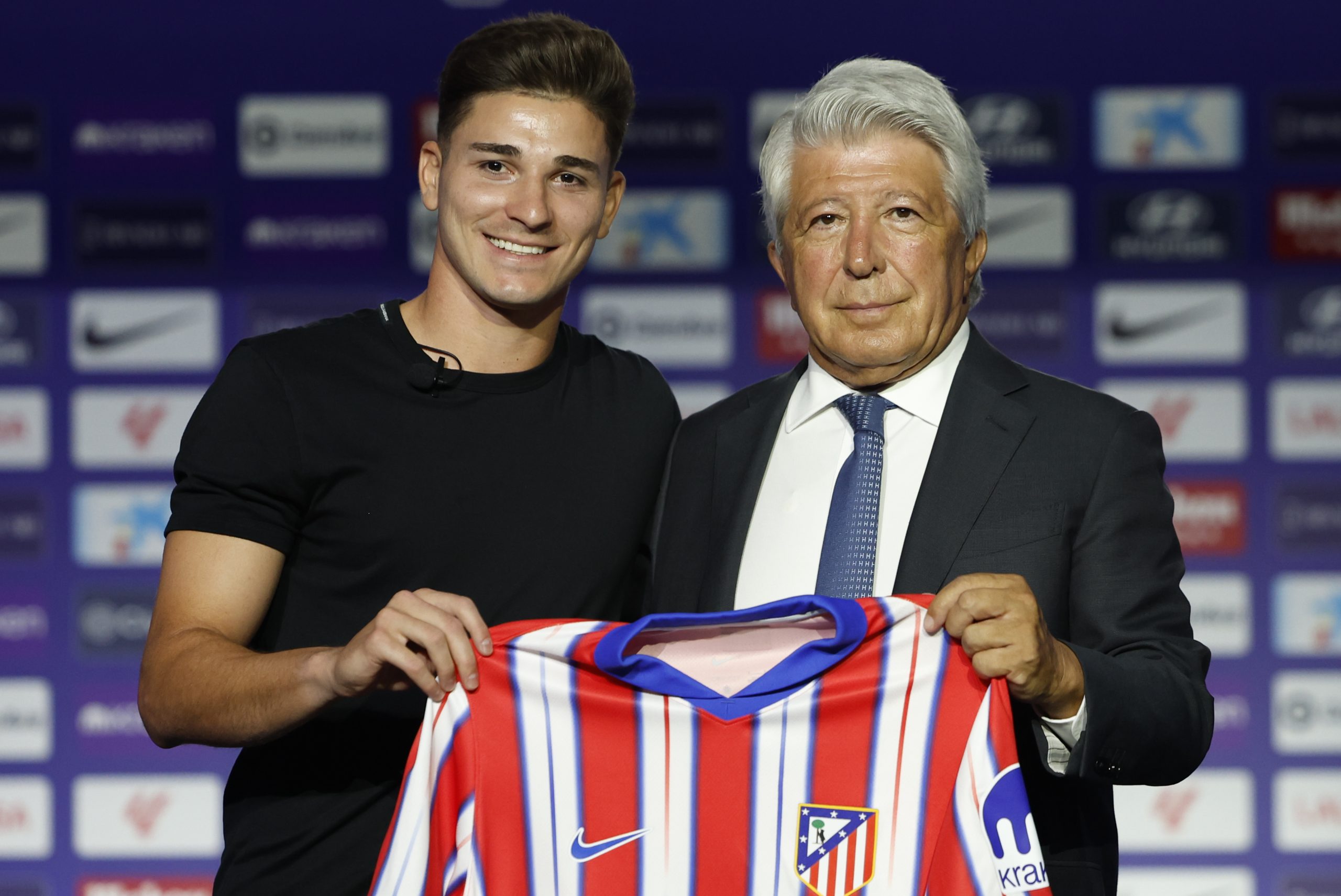 ¡Bombazo en el mercado! El Barça formaliza su interés por Julián Álvarez con una oferta millonaria al Atlético