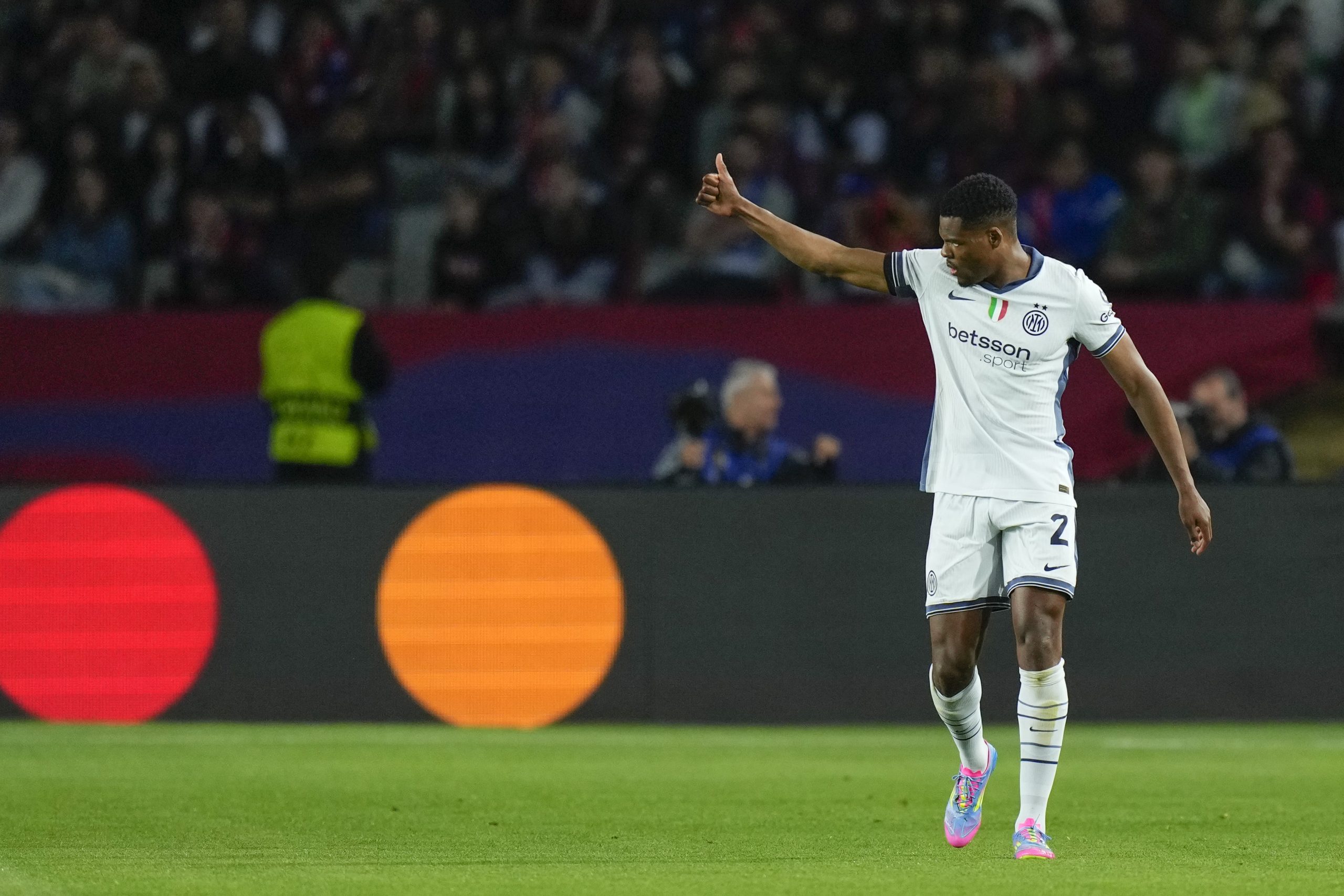 ¡Bombazo en el Bernabéu! El Real Madrid se adelanta y ficha a Denzel Dumfries, ¿el nuevo rey de la banda derecha?