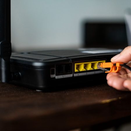 ¡El Truco de la Moneda en el Router! ¿Mito o Realidad para Mejorar tu Wi-Fi?