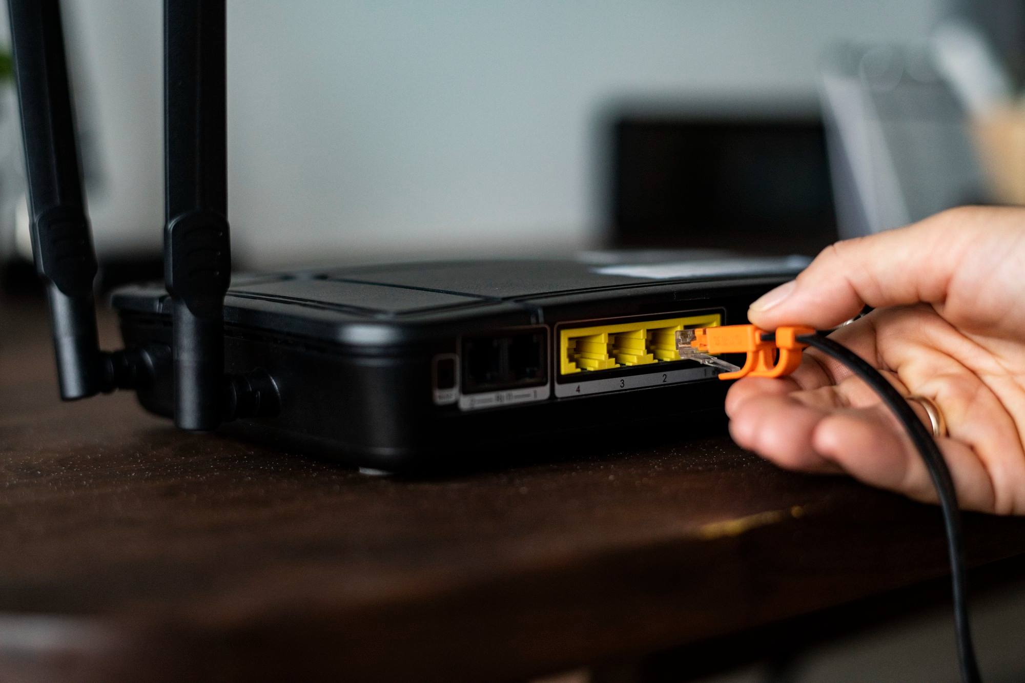 ¡El Truco de la Moneda en el Router! ¿Mito o Realidad para Mejorar tu Wi-Fi?