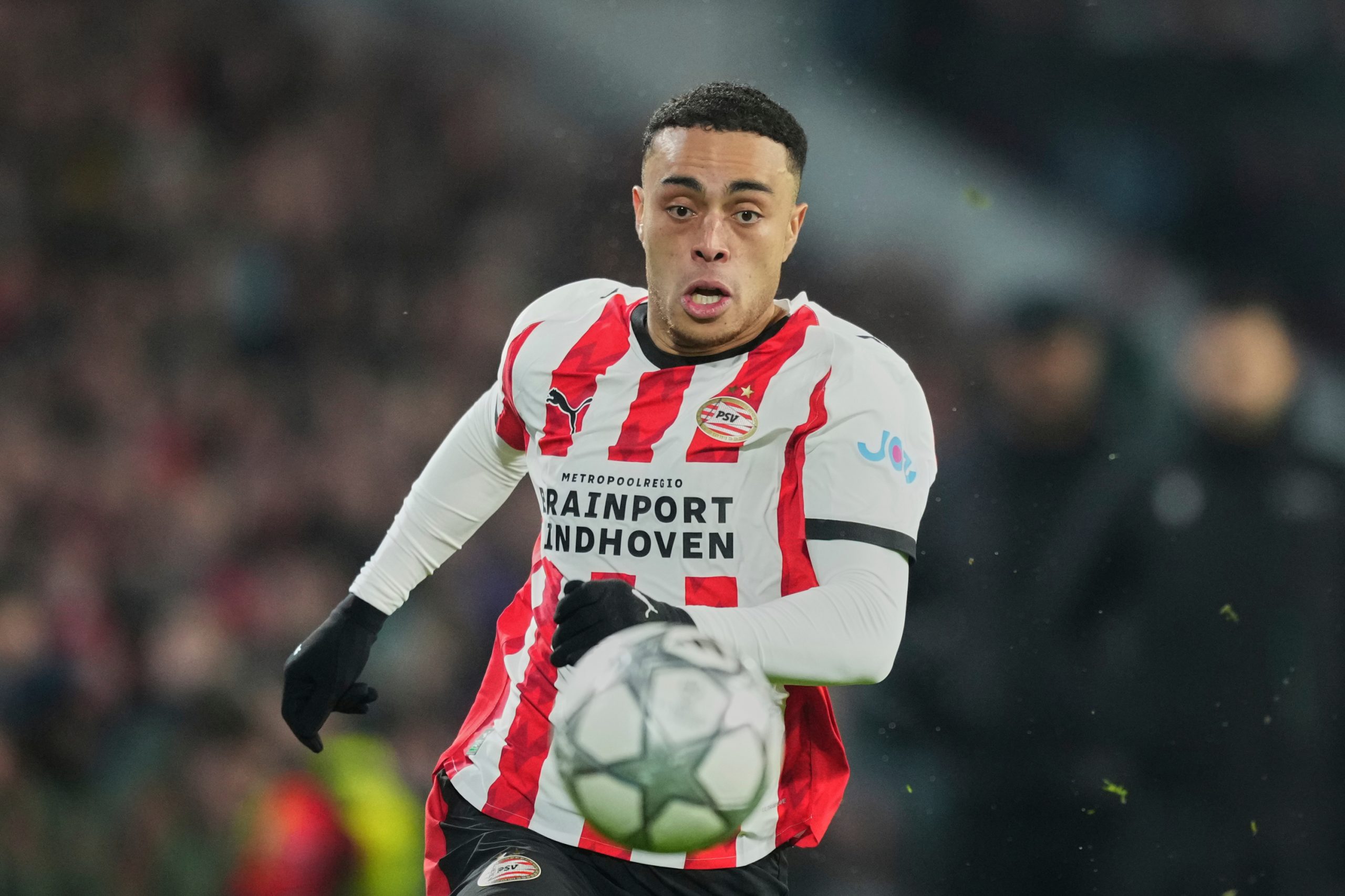 ¡Bombazo en el mercado! Bayern Múnich pone sus ojos en dos estrellas del PSV: Dest y Saibari