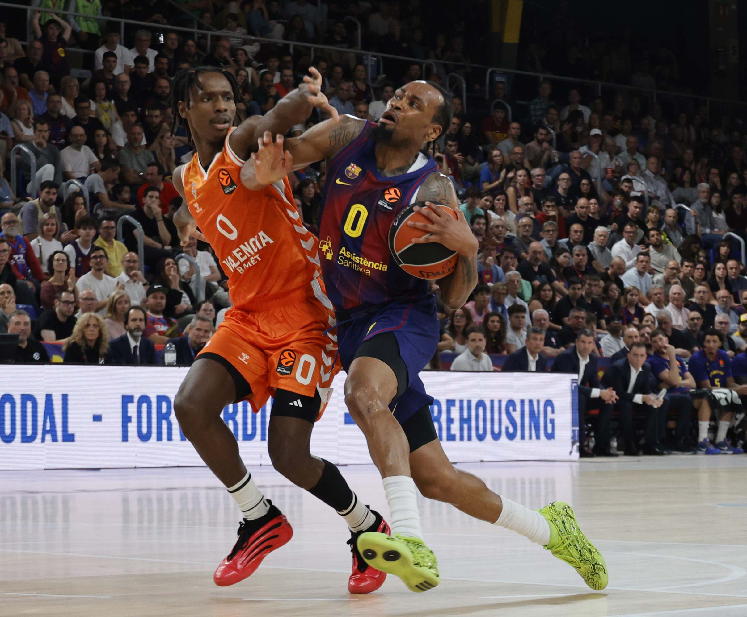 ¡Choque de Titanes en el Palau! UCAM Murcia Desafía al Barça Basket en el Inicio de un Playoff de Infarto