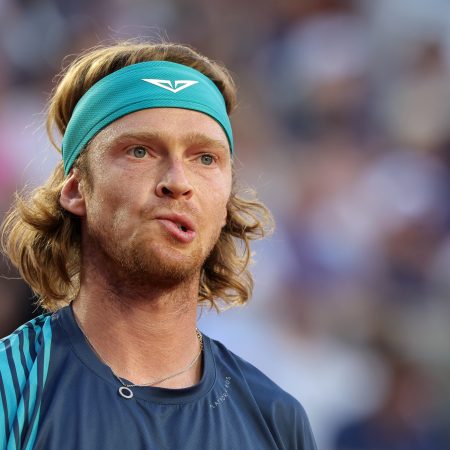 París Bajo la Lluvia: Rublev Sorprende al Presentarse Sin Raquetas en Roland Garros