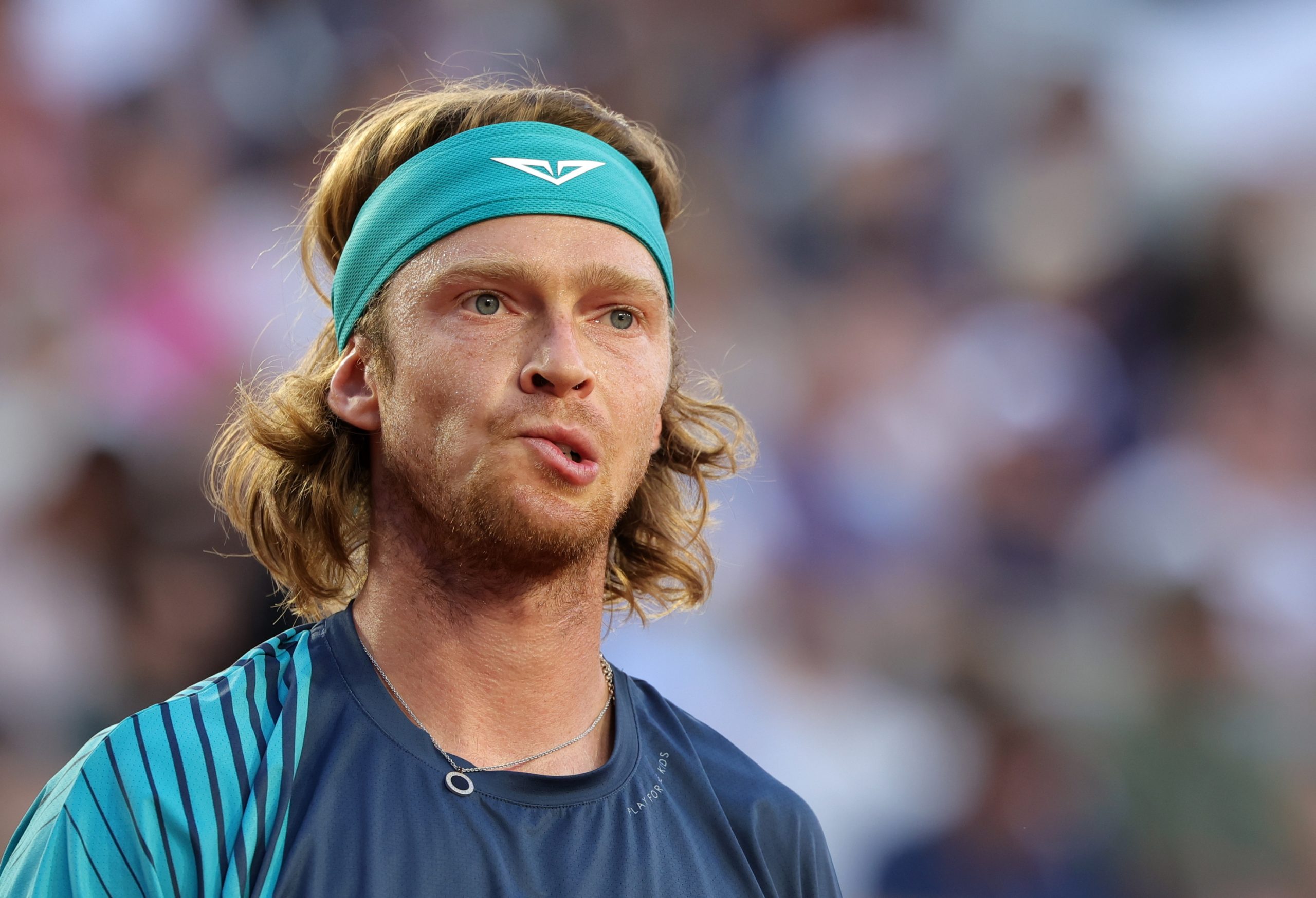 París Bajo la Lluvia: Rublev Sorprende al Presentarse Sin Raquetas en Roland Garros