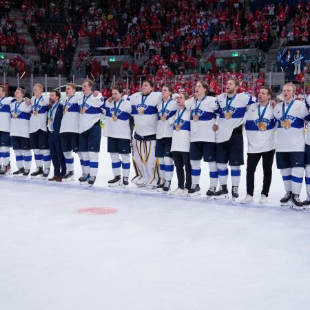Finlandia Conquista el Mundo del Hockey: Un Gol de Oro Decide la Final contra Suiza