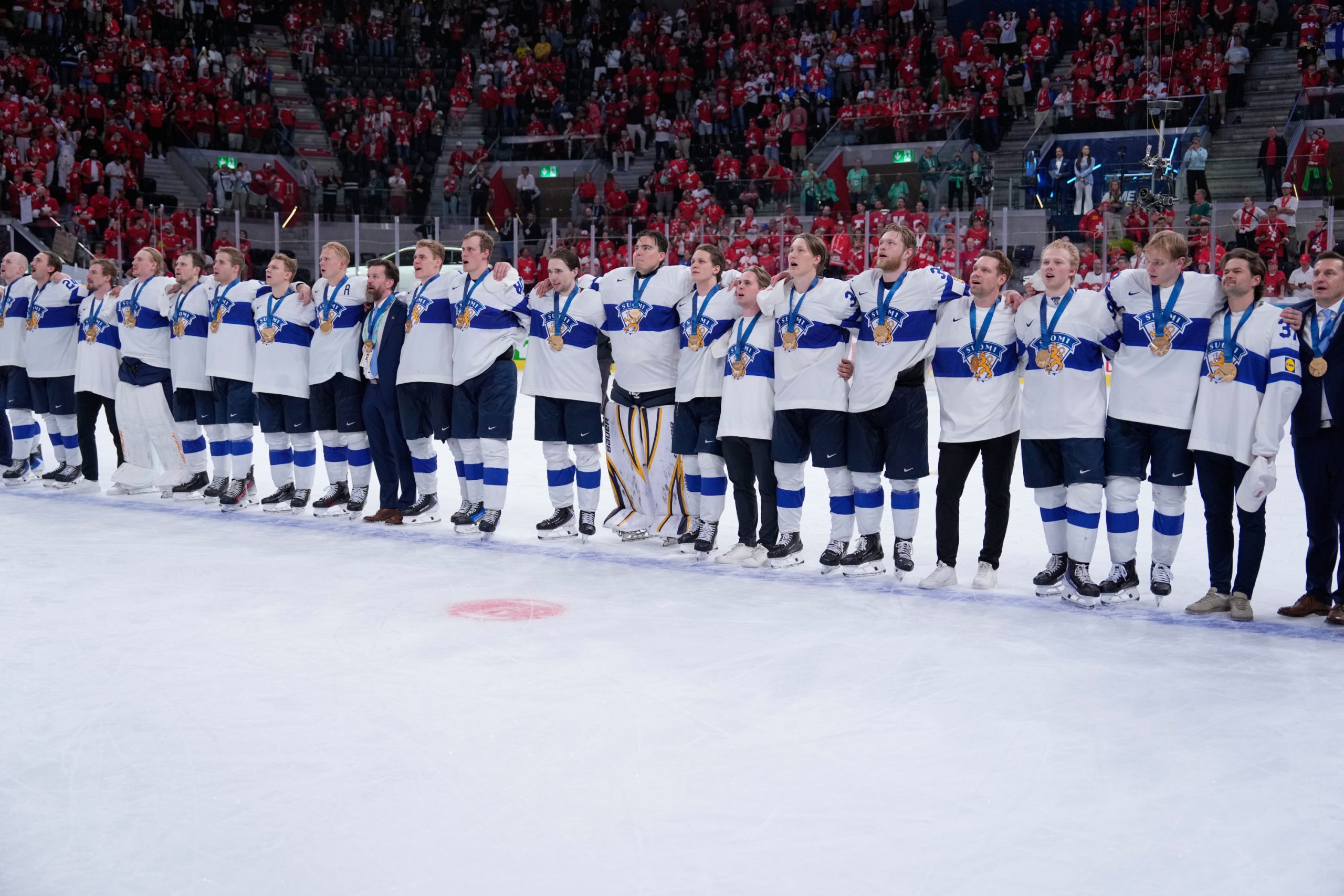 Finlandia Conquista el Mundo del Hockey: Un Gol de Oro Decide la Final contra Suiza