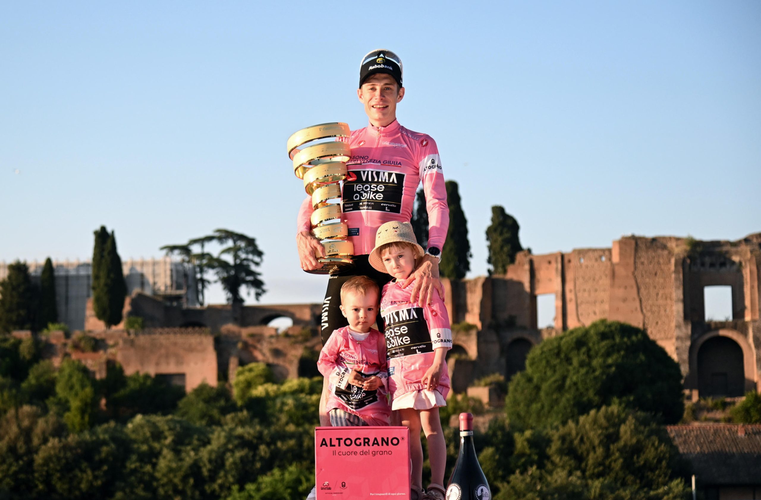 Vingegaard Conquista el Giro de Italia: Un Rey Danés en la 'Corsa Rosa' y su Botín Millonario