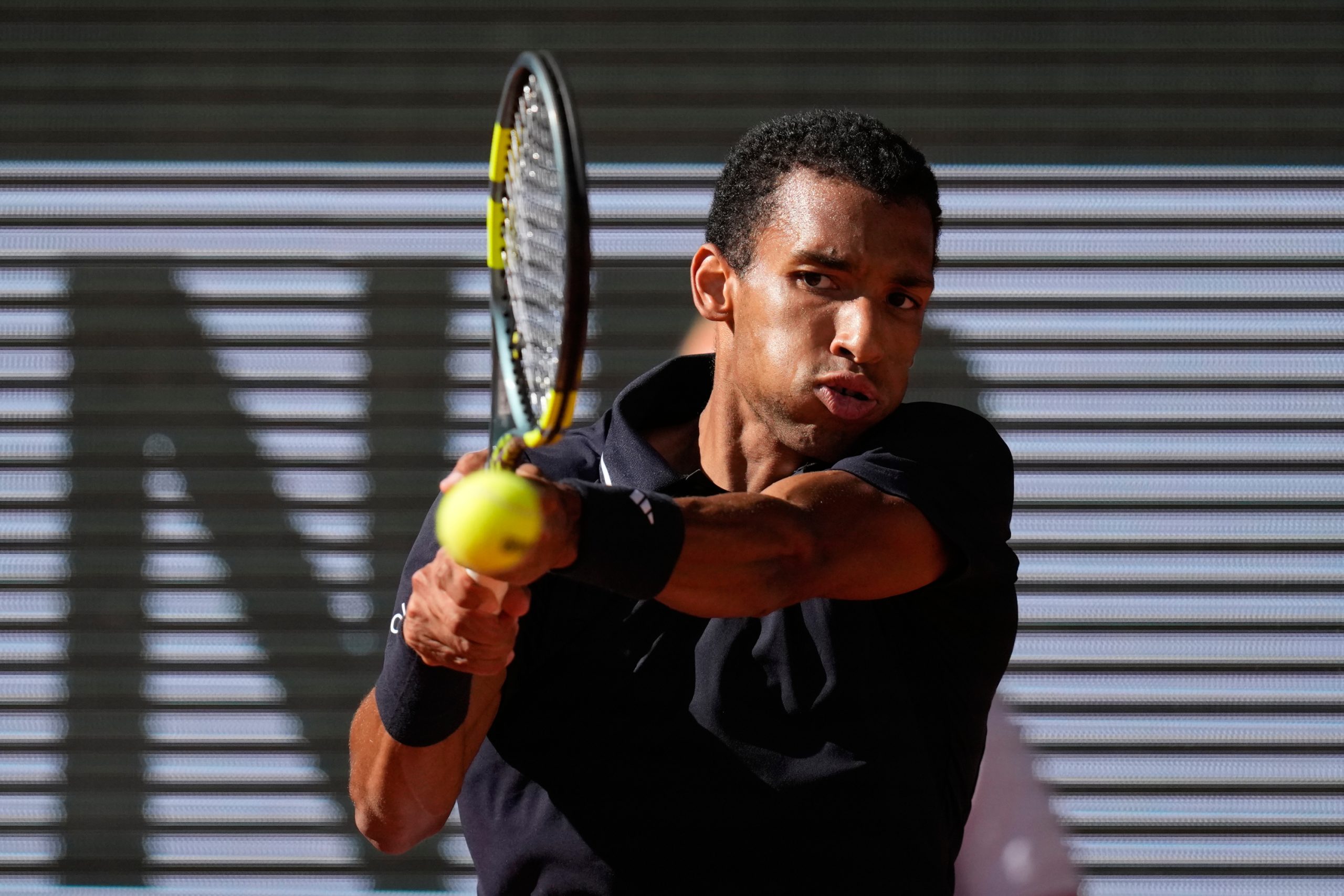 El Huracán Canadiense Aterriza en París: Auger-Aliassime Rompe Moldes en Roland Garros