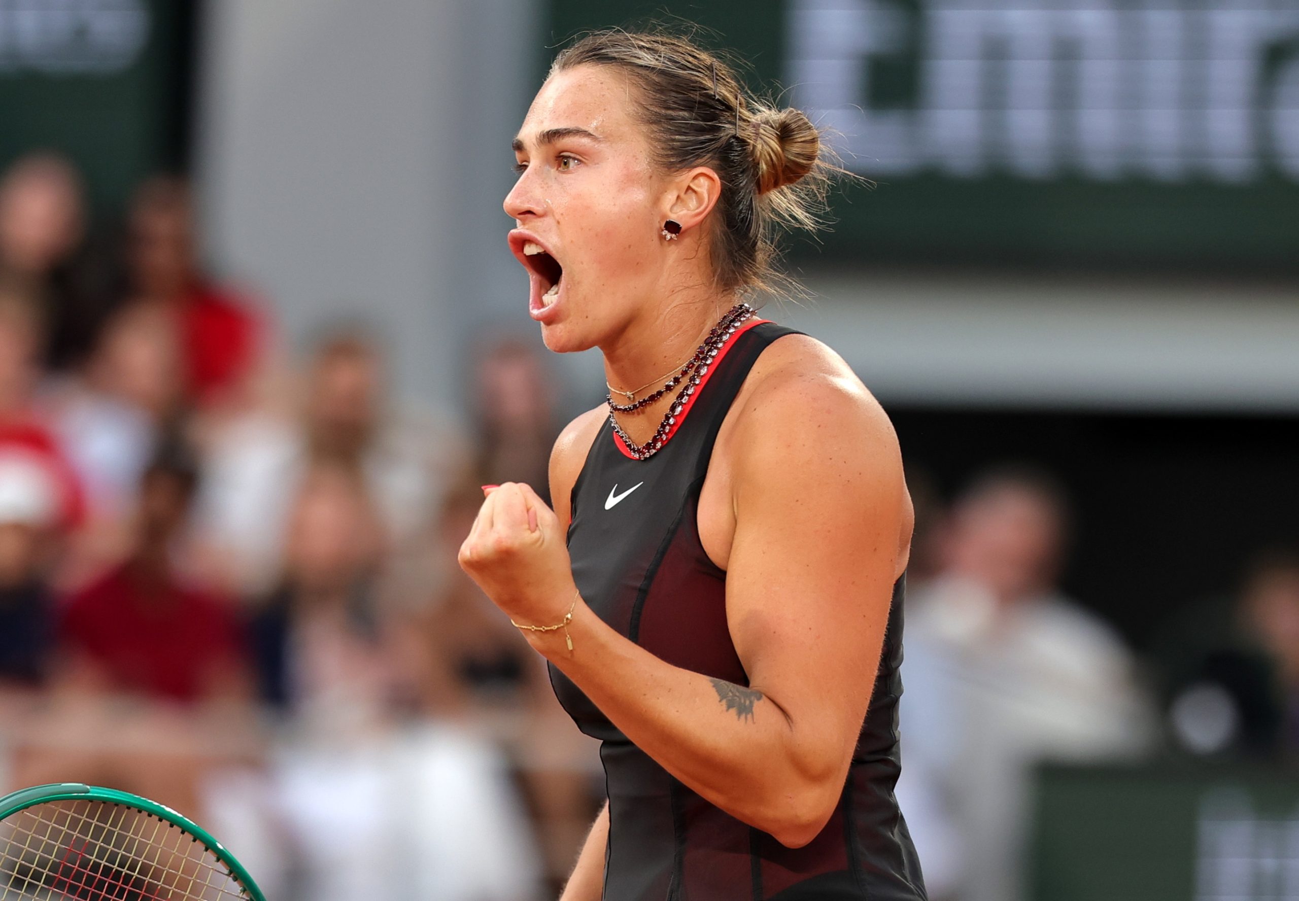 Sabalenka Deslumbra Bajo los Focos de Roland Garros y Avanza a Cuartos de Final