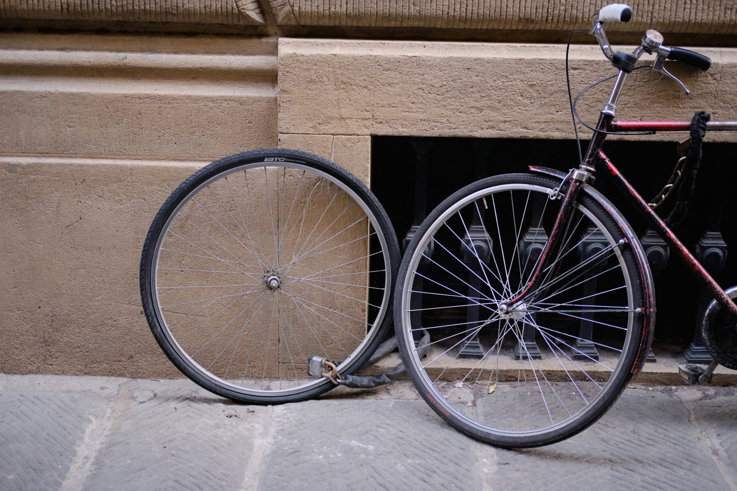 Barcelona se blinda contra el robo de bicicletas: el plan 'vigilante' que busca frenar la sangría de ciclistas