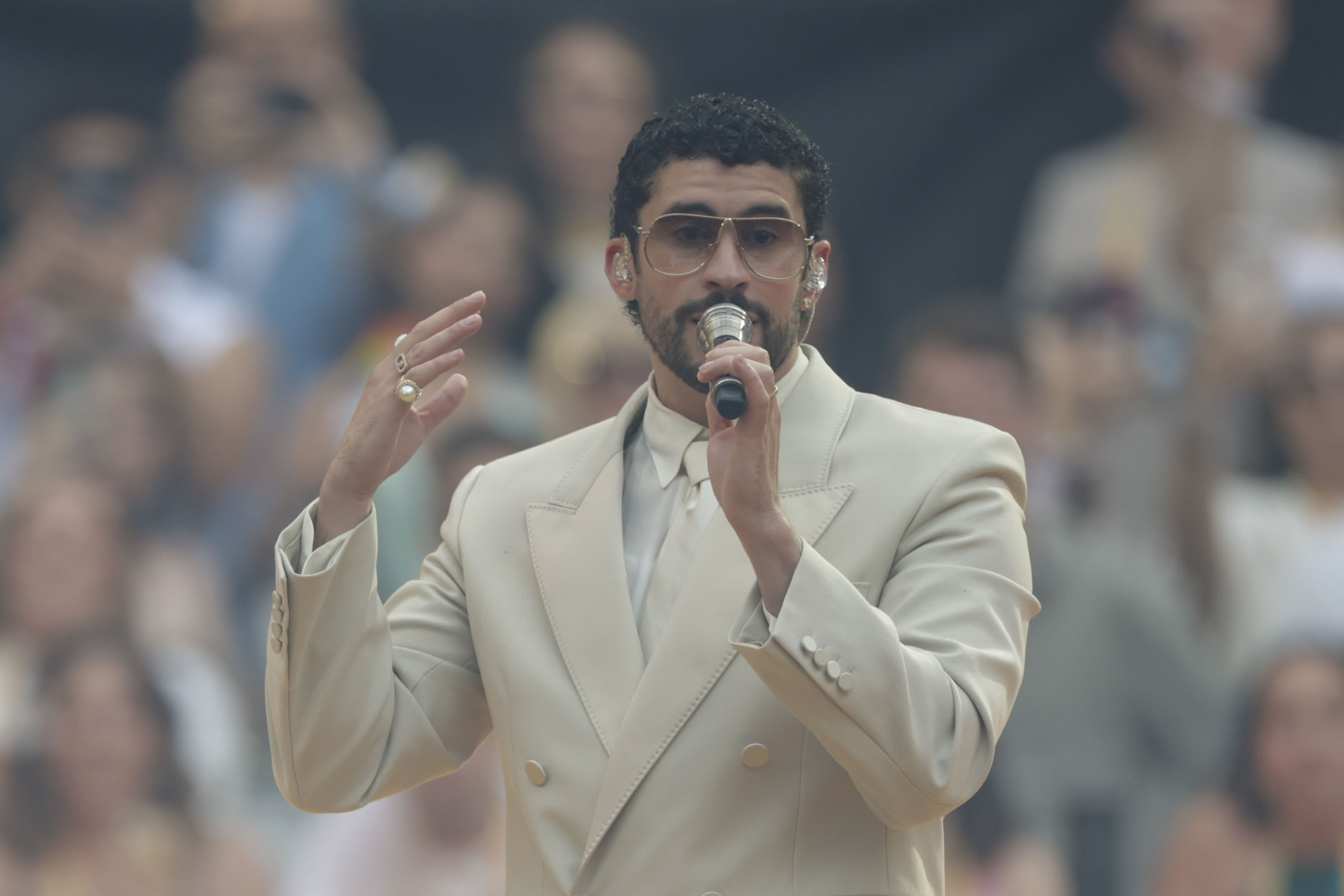 Bad Bunny Desata la Ola Sostenible: El Metropolitano se Rinde a sus Pies y un Hotel Lanza la Ducha Musical
